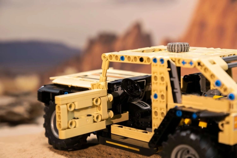 Otváracie dvere a realistický interiér