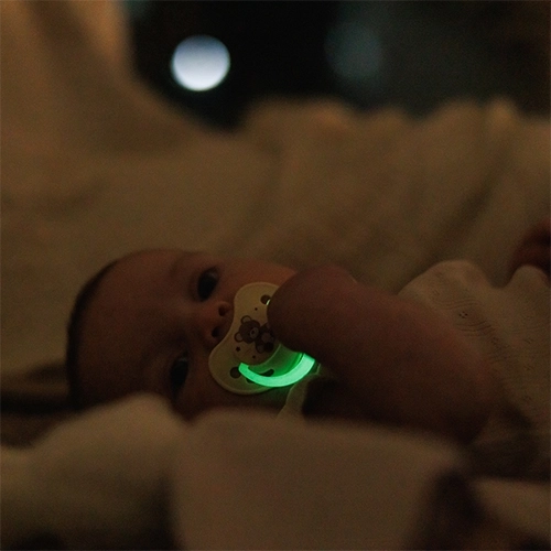 Nočný kľud so svietiacim úchytom