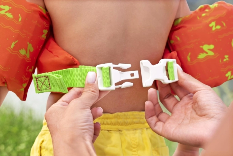 Bezpečné uchytenie s nastaviteľnou prackou