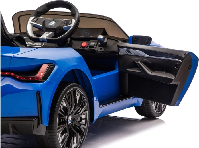 Otváracie dvere a prehľadný kokpit