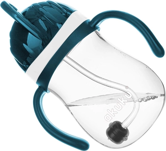 Pije z každého uhla vďaka záťaženej slamke