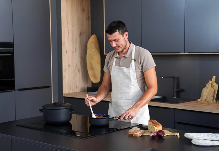 Kompatibilný s indukciou aj všetkými sporákmi