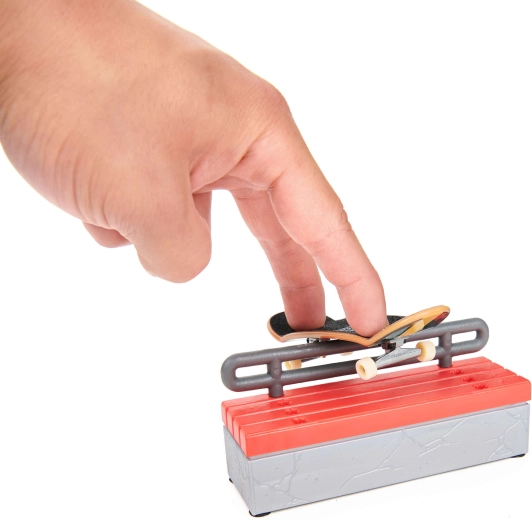 Lavička s grind railom na triky a kombinácie