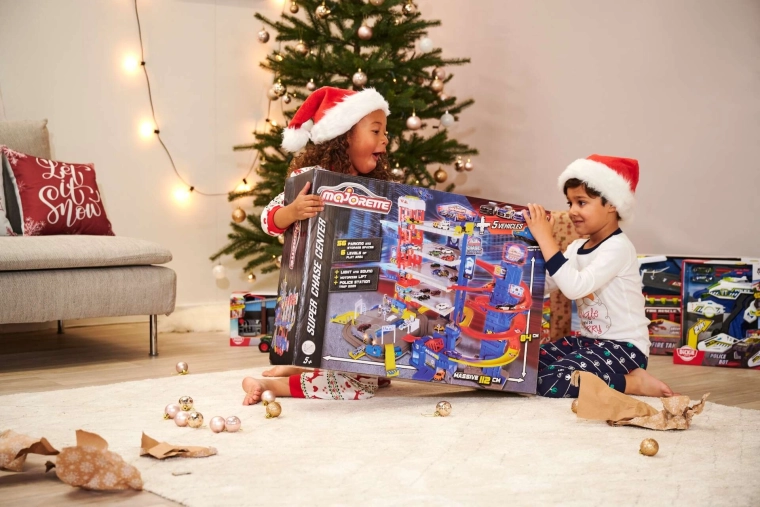 4 kovové autíčka a vlak na batérie
