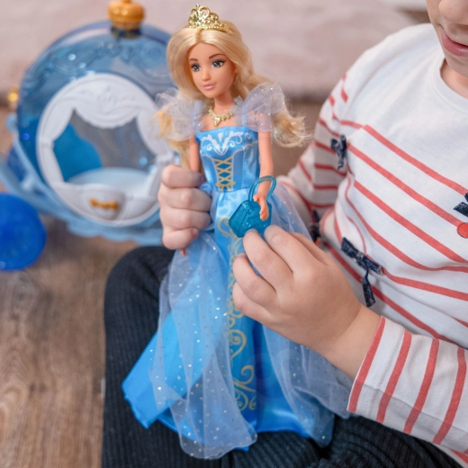 Princezná Lily v ľadovomodrých šatách