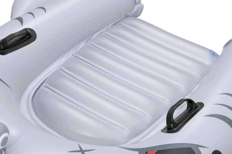 Pevné madlá a stabilná sedacia zóna