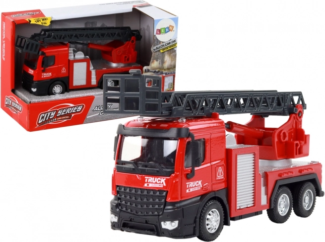 Červené hasičské auto s vysúvnym rebríkom