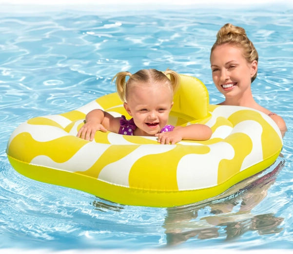 Integrované sedadlo s otvormi na nožičky