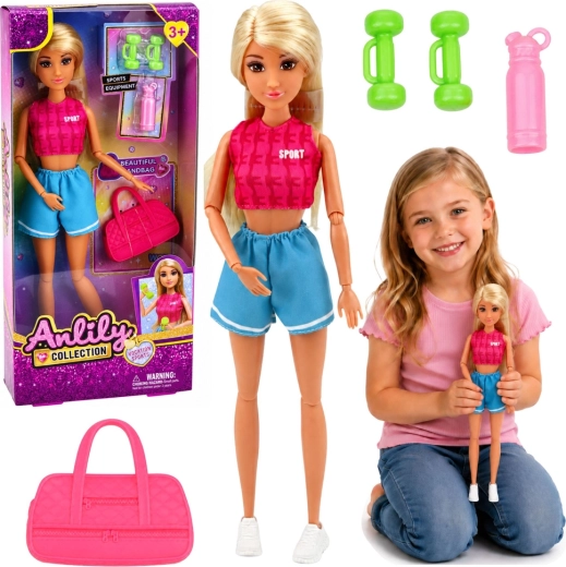 Bábika Anlily v športovom outfite s doplnkami (činky, taška a fľaša)