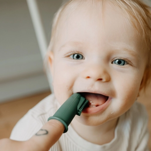 Jemná masáž ďasien a čistenie prvých zúbkov