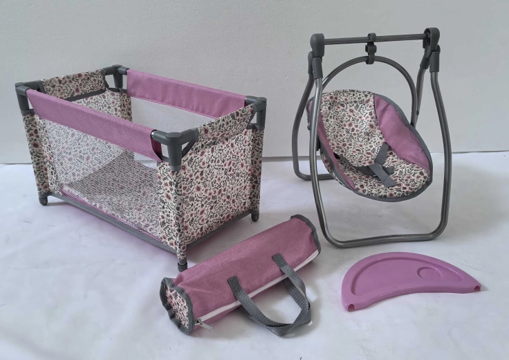 Súprava pre bábiky Pink Flowers – cestovná postieľka a stolička 2 v 1 (hojdačka)