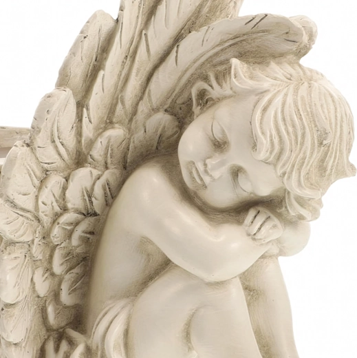 Jemná sochárska práca a vintage vzhľad