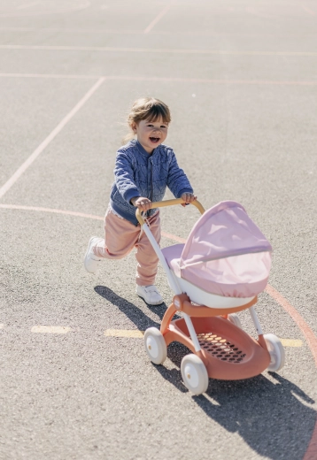 Stabilný kovový rám a tiché kolesá