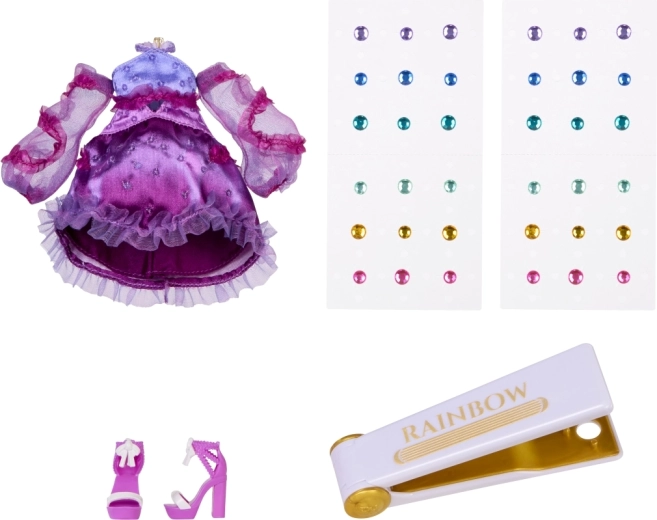 Štýlový fialový outfit a doplnky