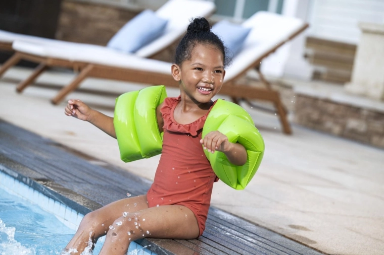 Vysoká viditeľnosť pri bazéne aj v mori