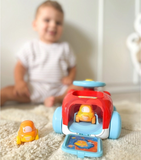 2 mini autíčka schované vo vnútri