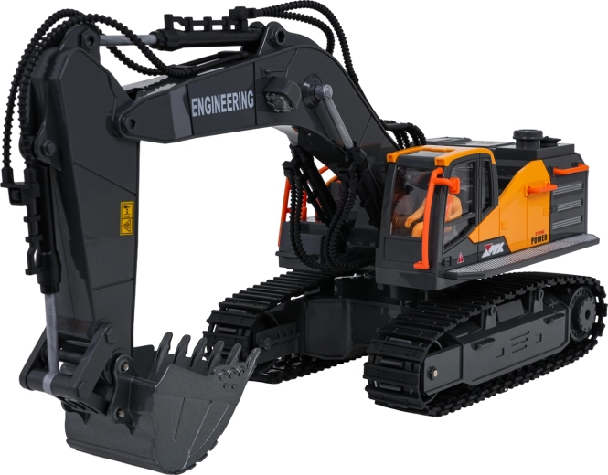 Kovová lyžica a realistické pracovné pohyby