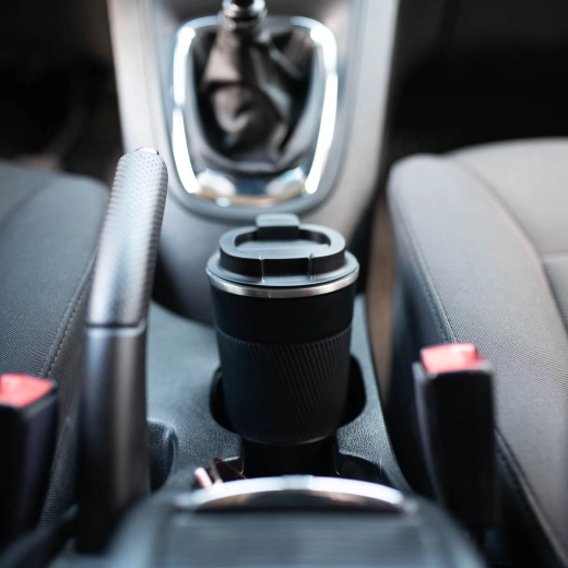 Pasuje do držiaka v aute a skvele sedí v ruke