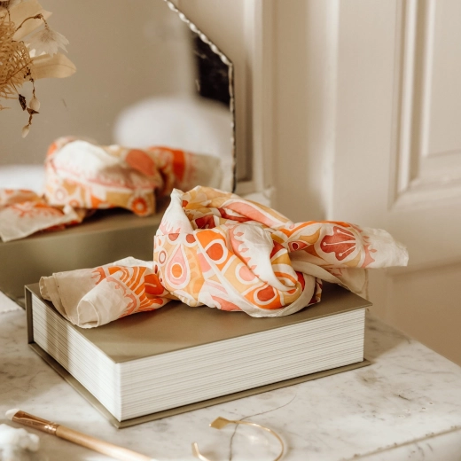 Ľahký šál s elegantným motívom