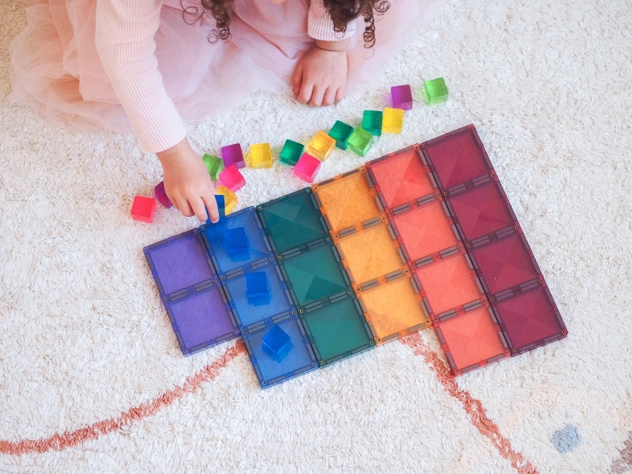 Pastelové farby a priesvitný dizajn