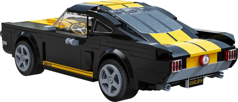 Otvárateľná kapota a detaily motora V8