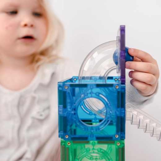 Priehľadné guličkové dráhy na učenie fyziky hrou