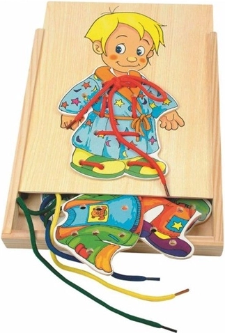 Woody drevené obliekačkové puzzle chlapec