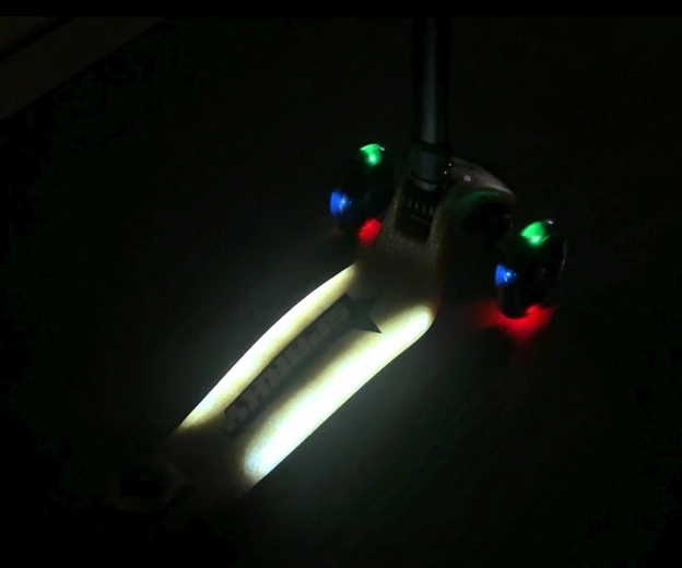 LED kolieska a podsvietené stupátko pre lepšiu viditeľnosť
