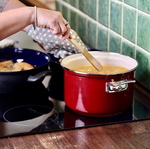 Kompatibilný s indukciou a všetkými typmi sporákov