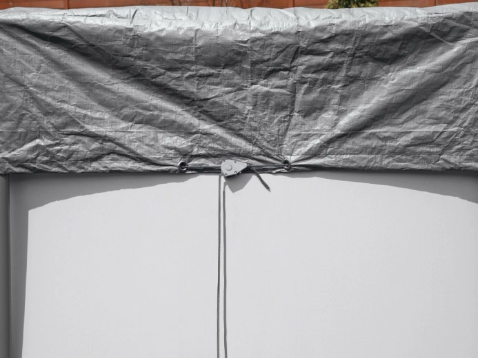 Vetruodolné uchytenie so sťahovaním