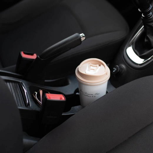 Padne do držiakov v aute