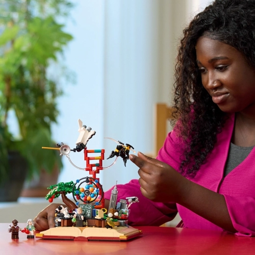 Ikonickí vedci ako minifigúrky