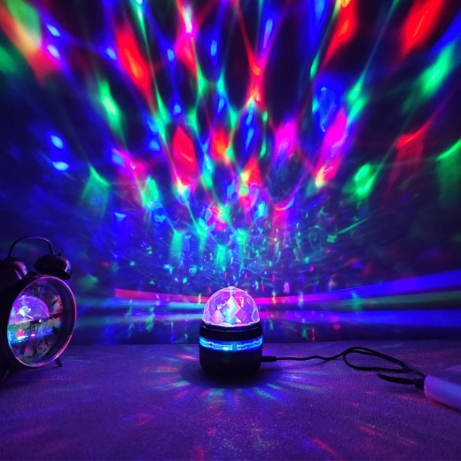 Farebné RGB efekty a 360° projekcia