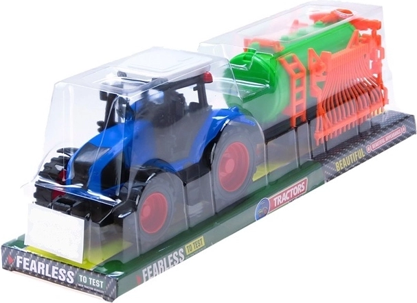 Traktor so zemědělským strojom