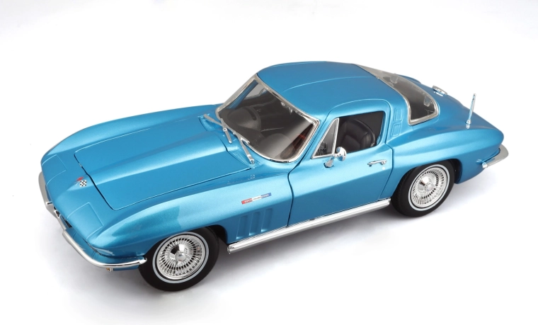 Maisto Chevrolet Corvette 1965 kovový model 1:18 svetlomodrý