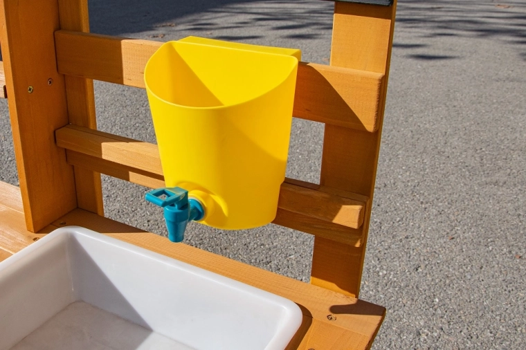 Skutočná vodná zábava so zásobníkom a kohútikom