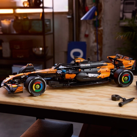 Funkčné DRS a odhalený motor V6