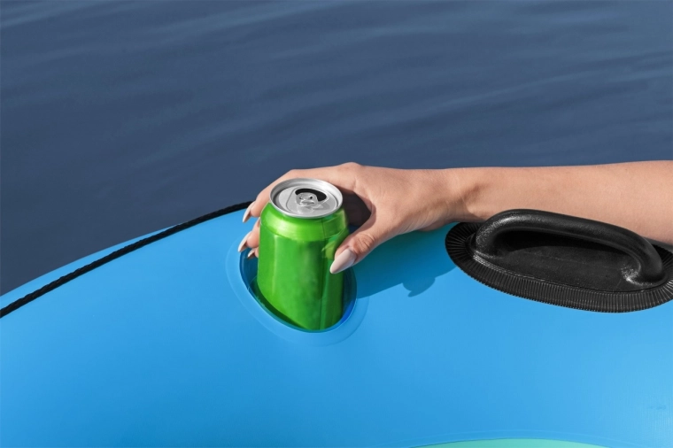 Všetko po ruke vďaka 2 držiakom na nápoje