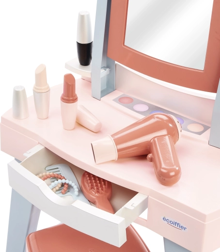 Zrkadlo a praktická zásuvka