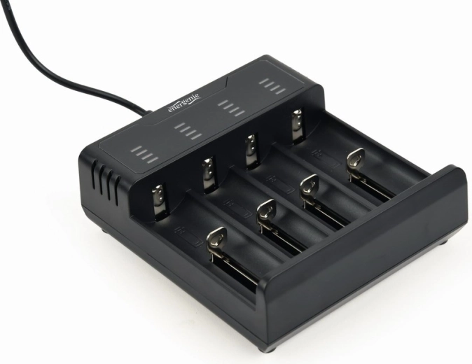 USB nabíjačka akumulátorov Ni‑MH a Li‑ion, čierna