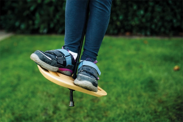 Stabilné a bezpečné hojdanie postojačky aj posediačky