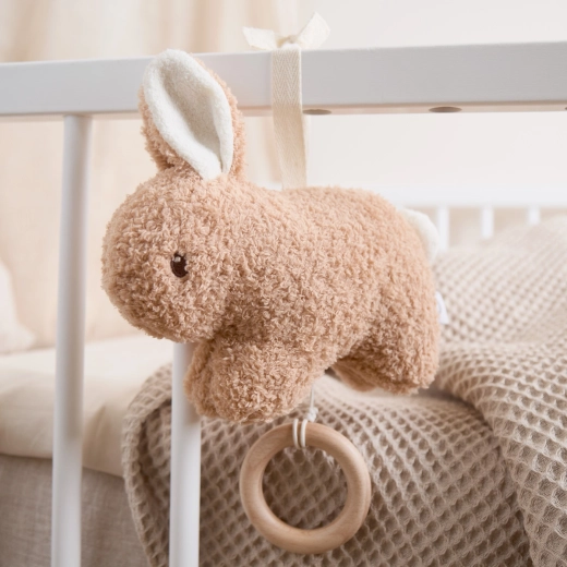 Jednoduché pripevnenie na postieľku, kočík aj autosedačku