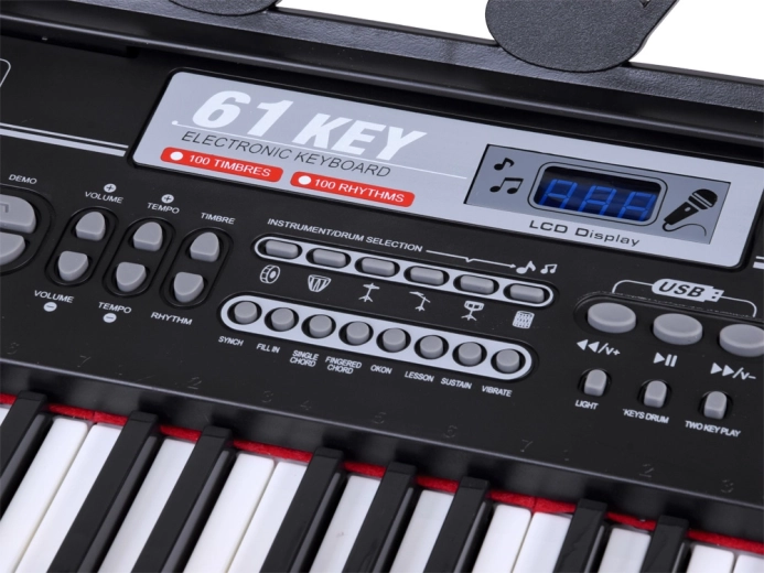 61 podsvietených klávesov pre ľahké učenie