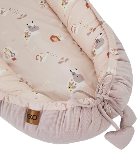 Vysoké, polstrované okraje pre pocit objatia