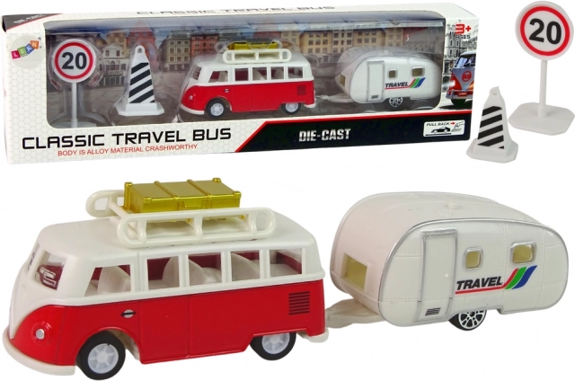 Autobus s červeným karavanom