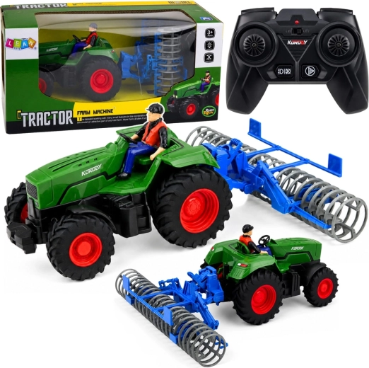Zelený RC traktor s poľným valcom a figúrkou farmára 1:24