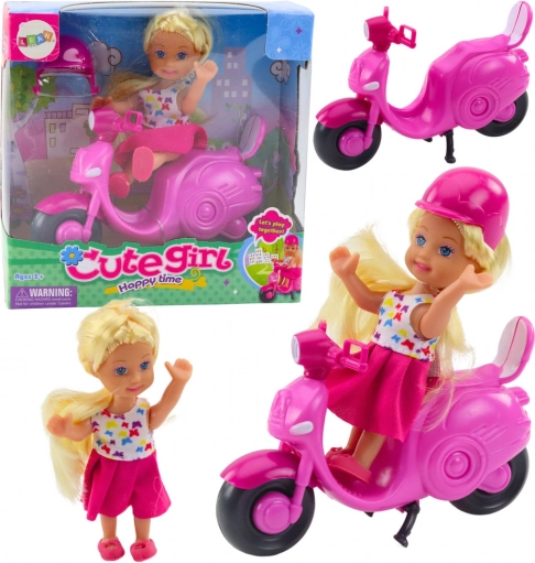 Mini bábika s ružovým skútrom a prilbou