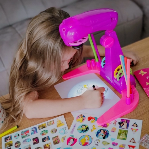 Nastaviteľná konštrukcia pre pohodlné tvorenie