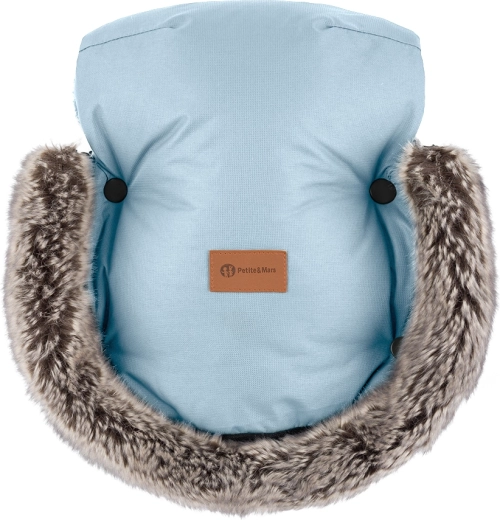 Teplé ruky na rukoväti kočíka