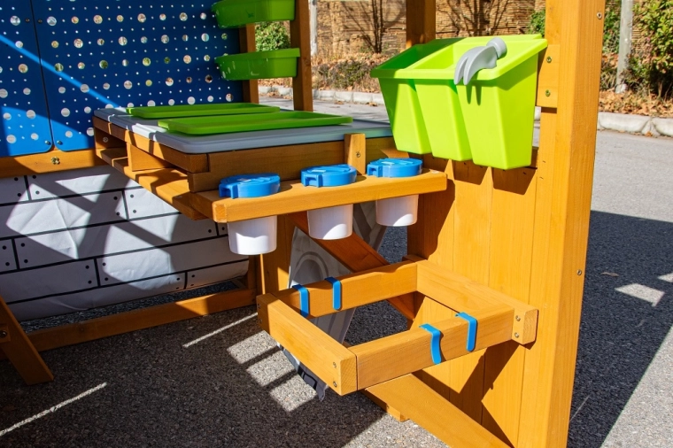 Pracovný stôl a úložné systémy pre poriadok pri hre